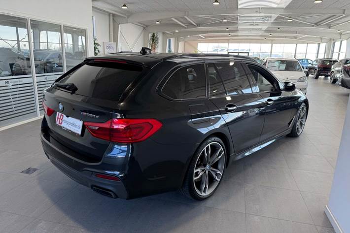 Sort BMW M550d fra 2018 set udefra