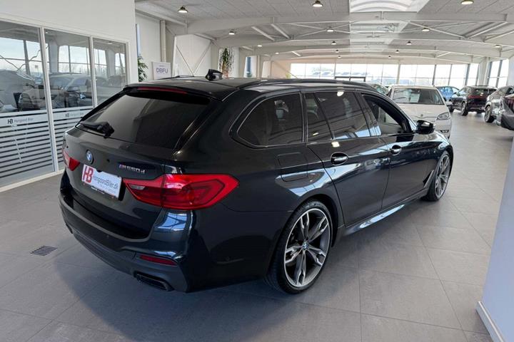 Sort BMW M550d fra 2018 set udefra