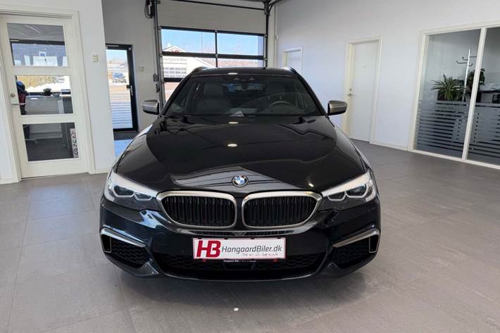 Sort BMW M550d fra 2018 set udefra