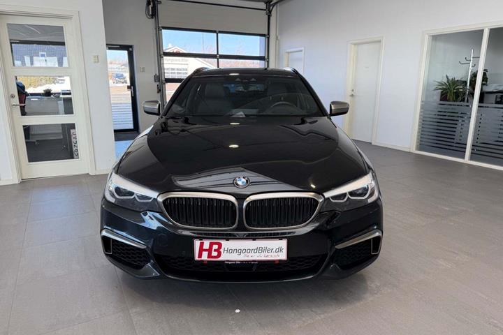 Sort BMW M550d fra 2018 set udefra