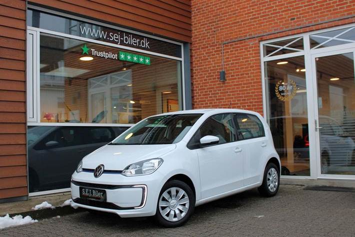 Hvid VW E-UP! fra 2022 set udefra