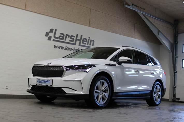 Hvid Skoda Enyaq fra 2021 set udefra