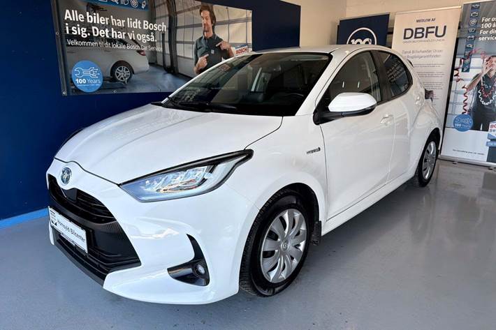 Hvid Toyota Yaris fra 2020 set udefra