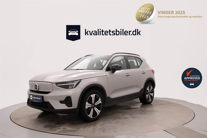 Sølv Volvo XC40 fra 2022 set udefra