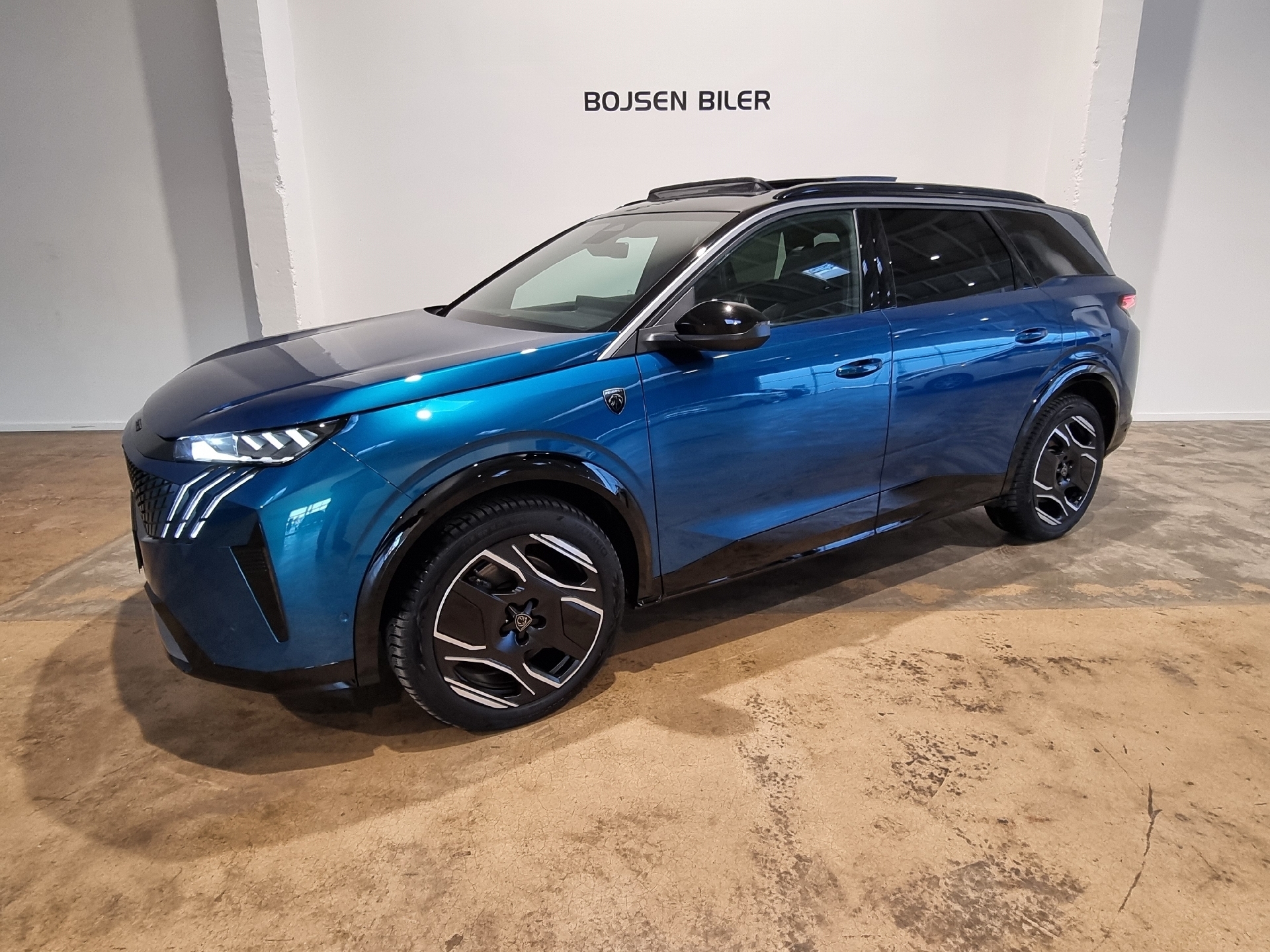 Blå Peugeot e-5008 fra 2025