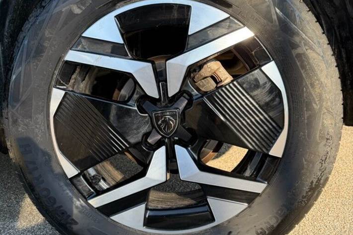 Sort Peugeot 2008 fra 2024