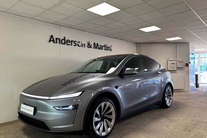 Sølv Tesla Model Y fra 2025 set udefra