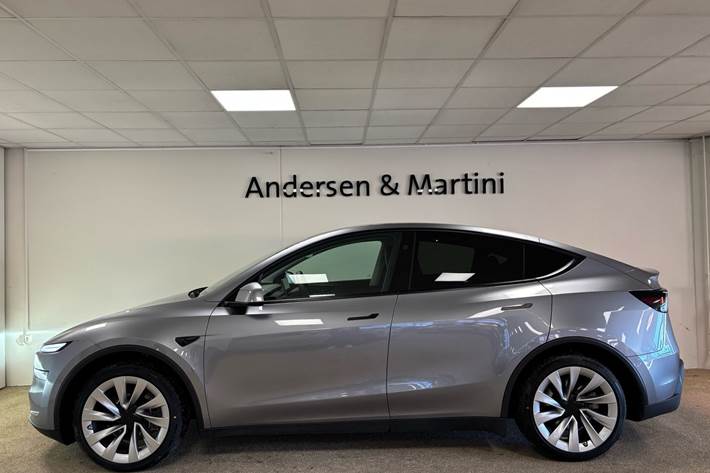 Sølv Tesla Model Y fra 2025