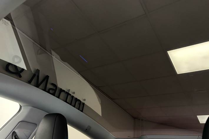 Sølv Tesla Model Y fra 2025