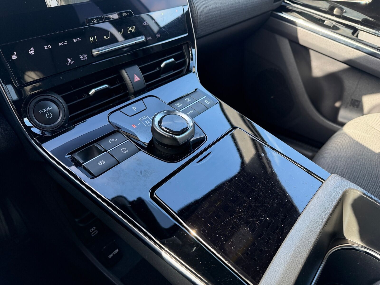 Hvid Toyota BZ4X fra 2023