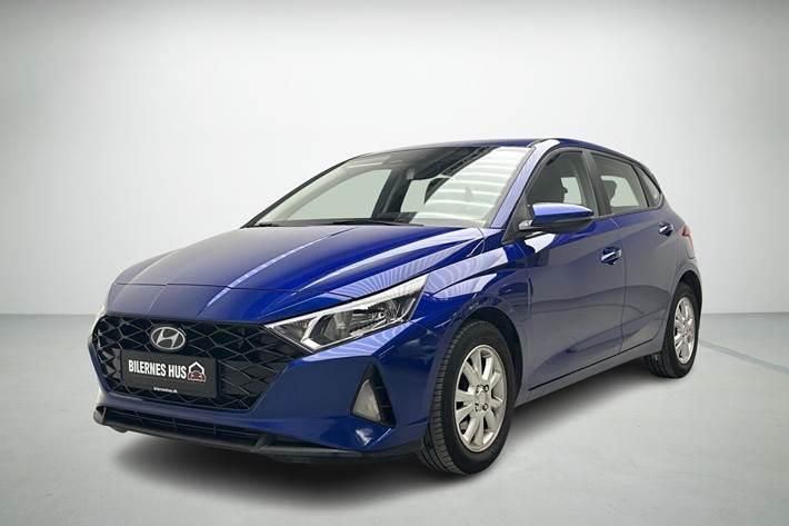 Blå Hyundai i20 fra 2021 set udefra