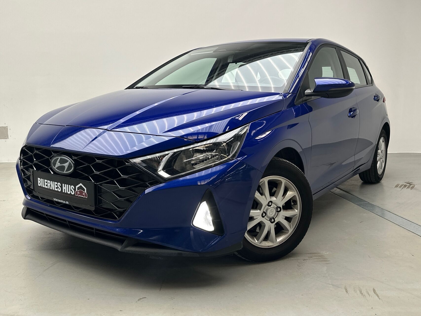 Blå Hyundai i20 fra 2021
