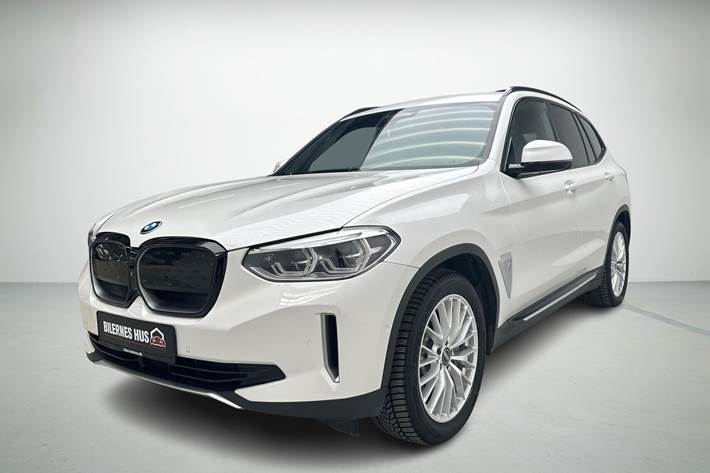 Hvid BMW iX3 fra 2021 set udefra
