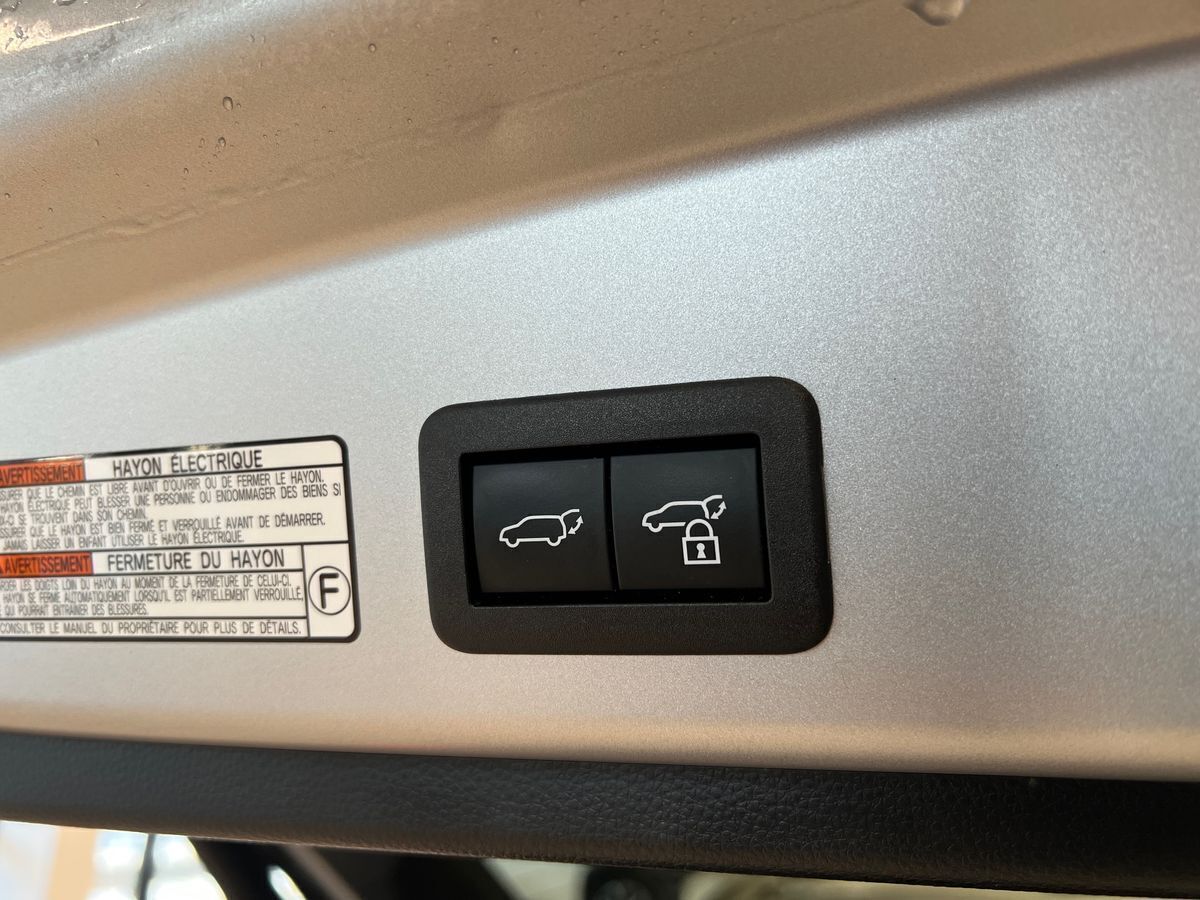 Sølv Toyota Corolla Cross fra 2023