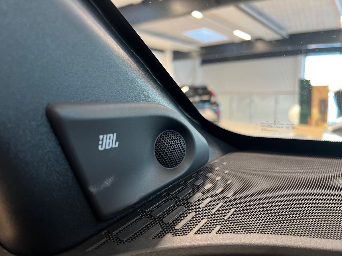 Hvid Toyota BZ4X fra 2023