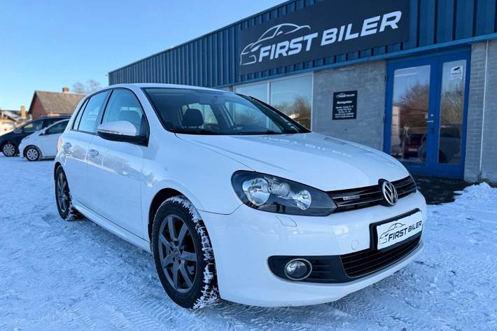 Grøn VW Golf VII fra 2012 set udefra