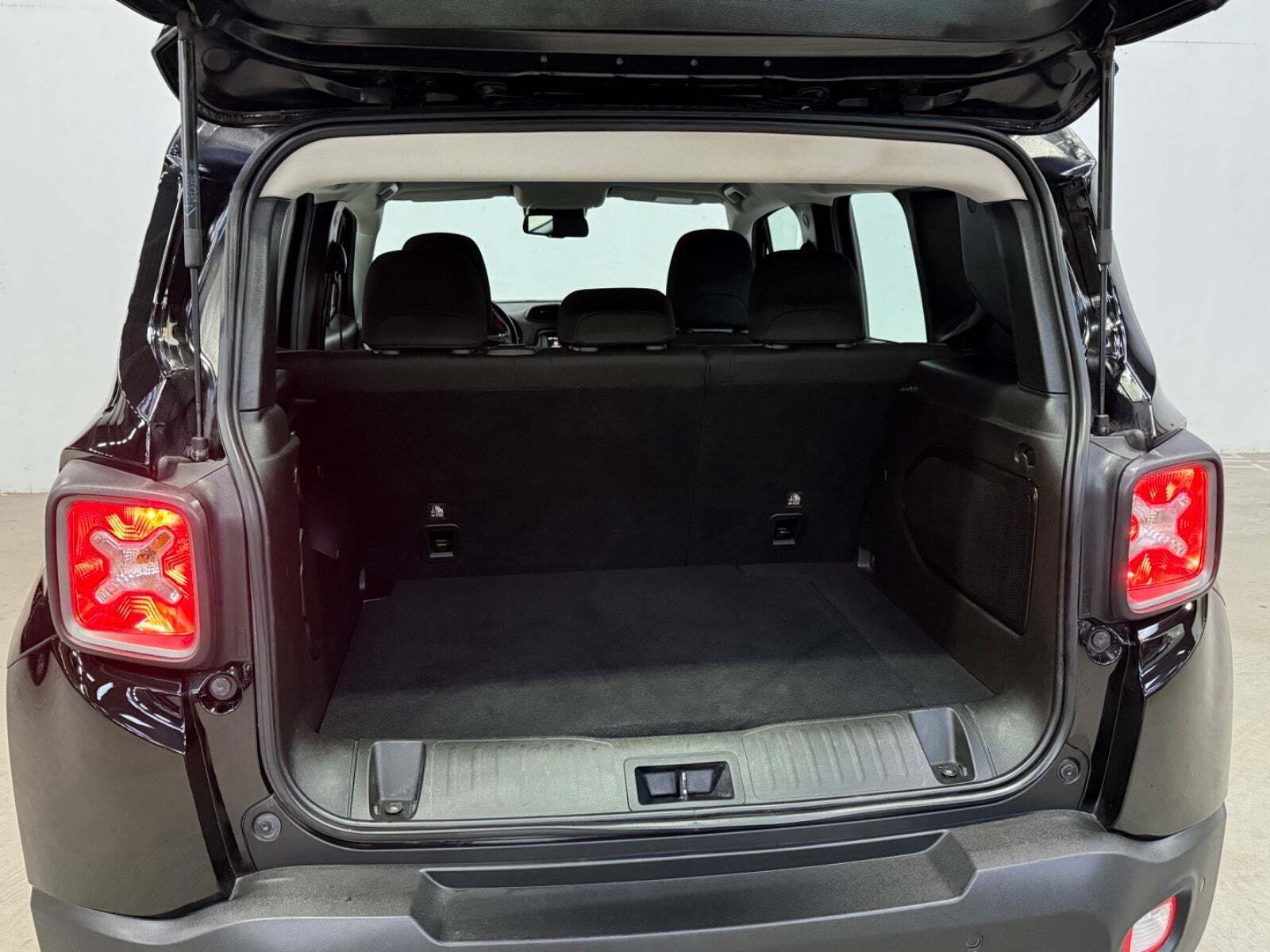 Sort Jeep Renegade fra 2020