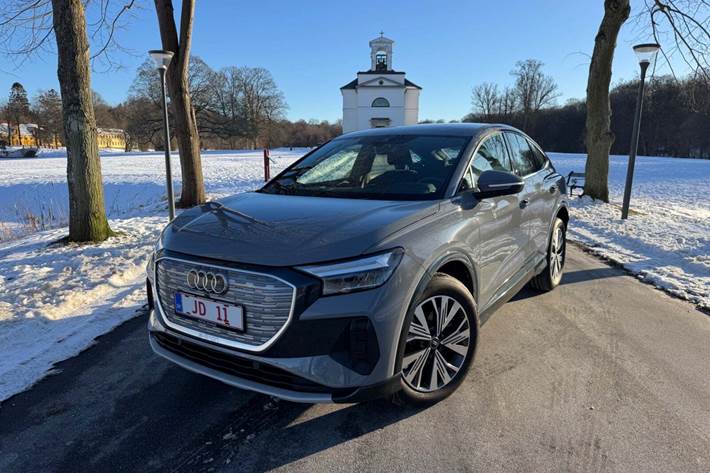 Grå Audi Q4 e-tron fra 2023 set udefra