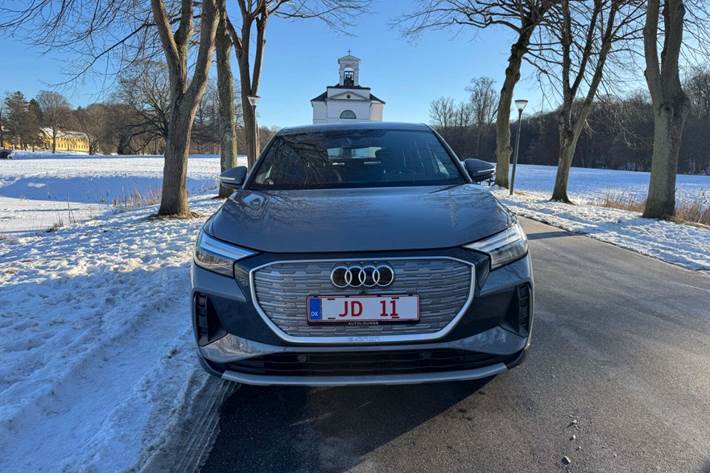 Grå Audi Q4 e-tron fra 2023