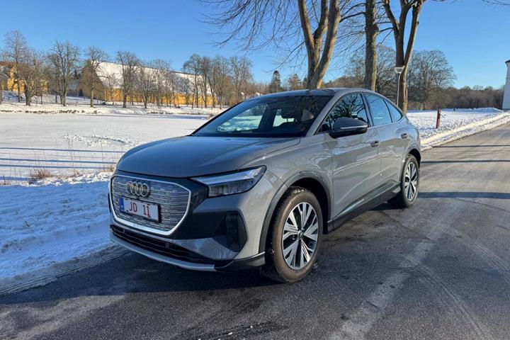 Grå Audi Q4 e-tron fra 2023