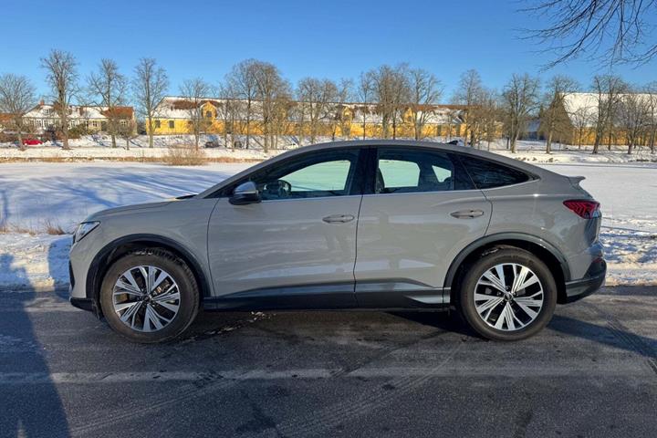 Grå Audi Q4 e-tron fra 2023
