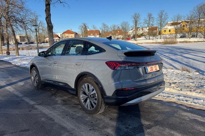 Grå Audi Q4 e-tron fra 2023