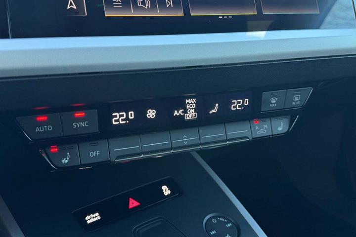 Grå Audi Q4 e-tron fra 2023