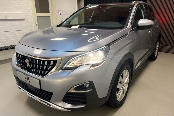 Grå Peugeot 3008 fra 2017 set udefra