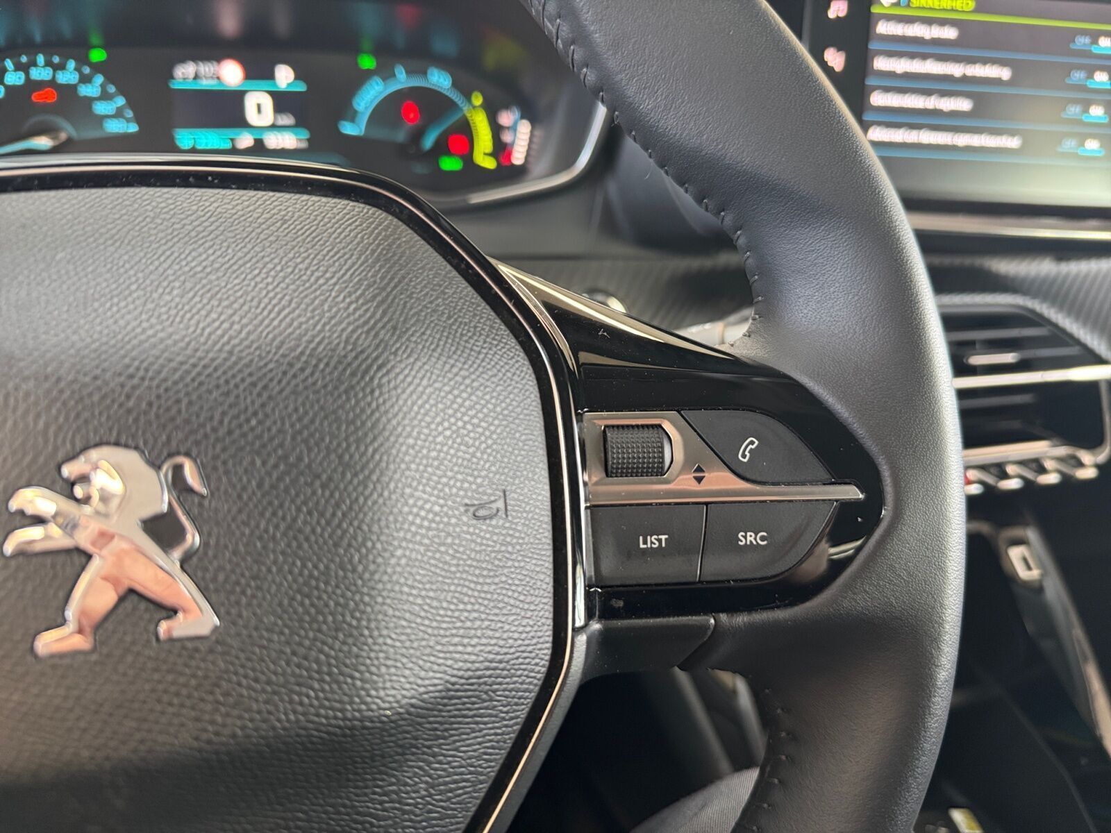 Gul Peugeot e-208 fra 2022