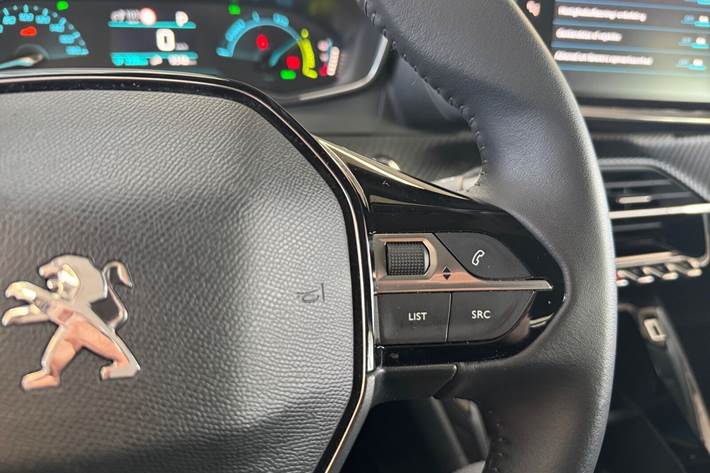 Gul Peugeot e-208 fra 2022