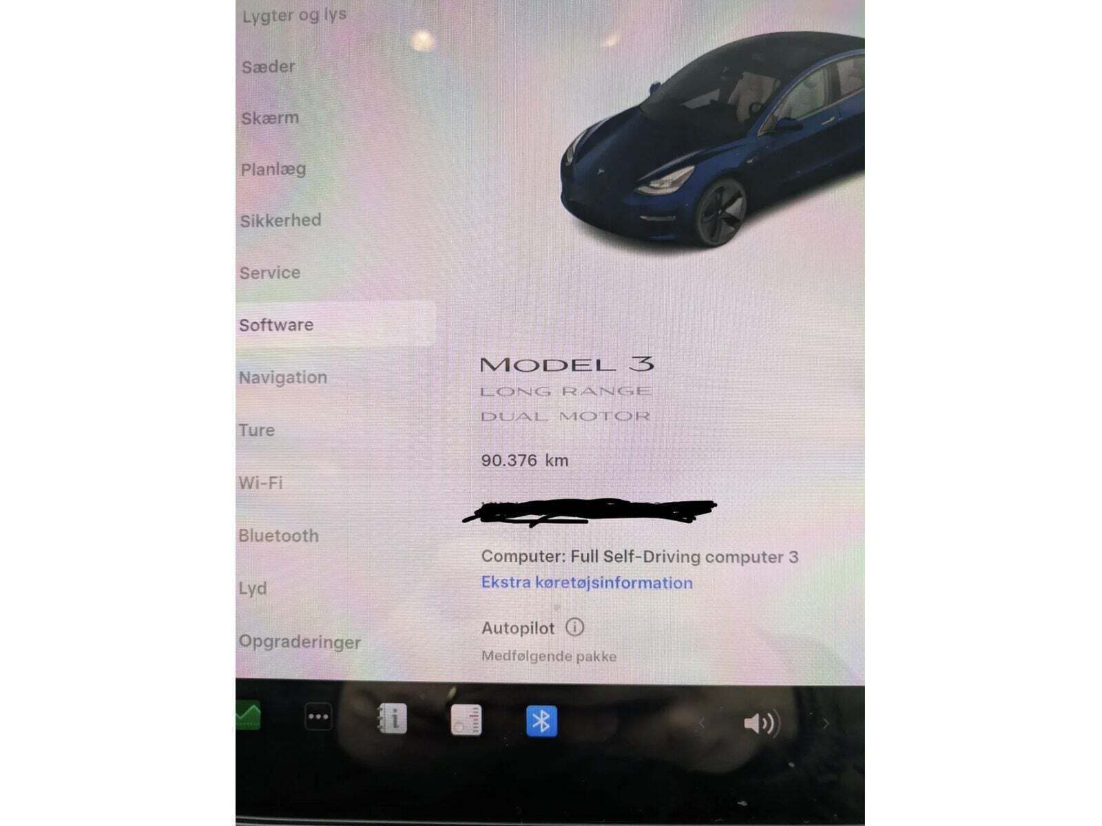 Blå Tesla Model 3 fra 2021