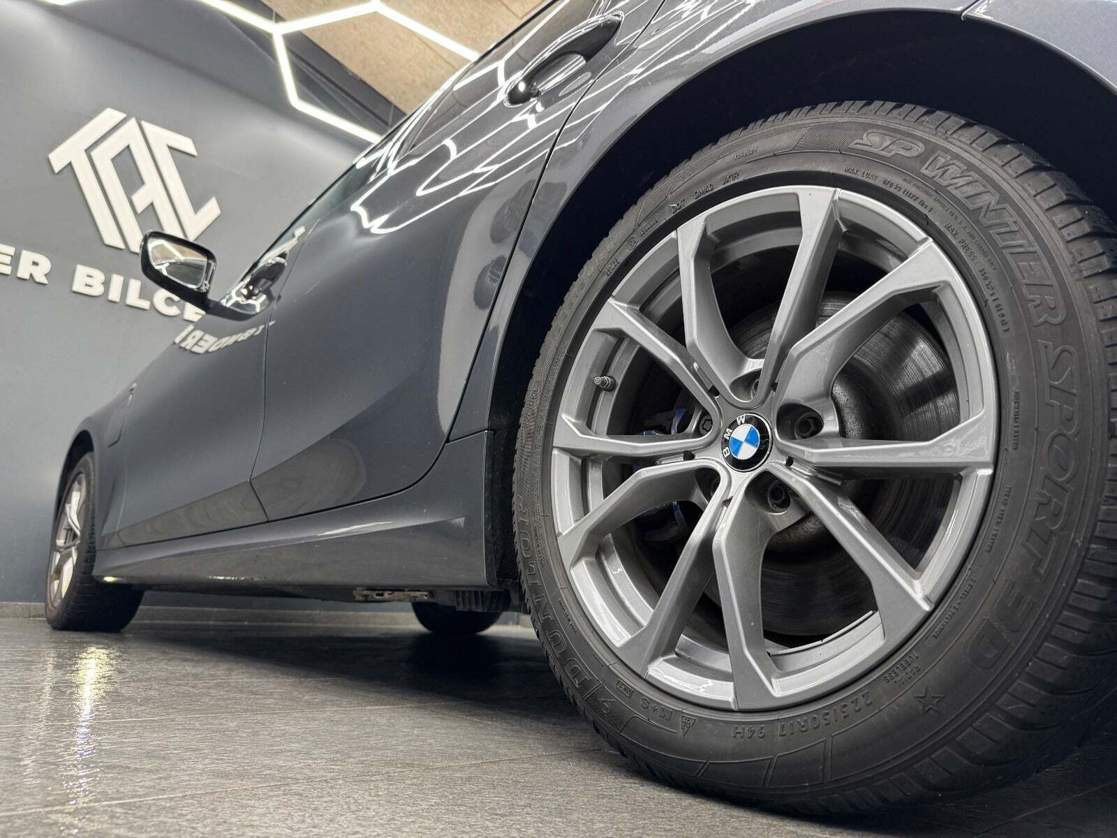 Grå BMW 330e fra 2021