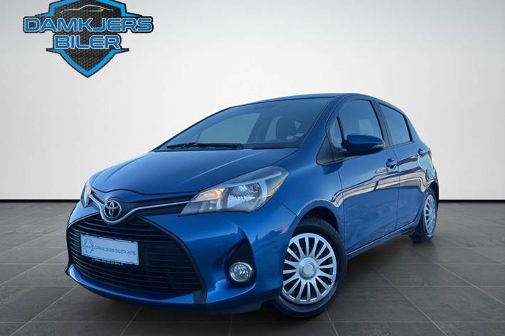 Blå Toyota Yaris fra 2015 set udefra