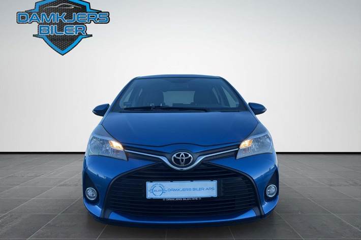 Blå Toyota Yaris fra 2015