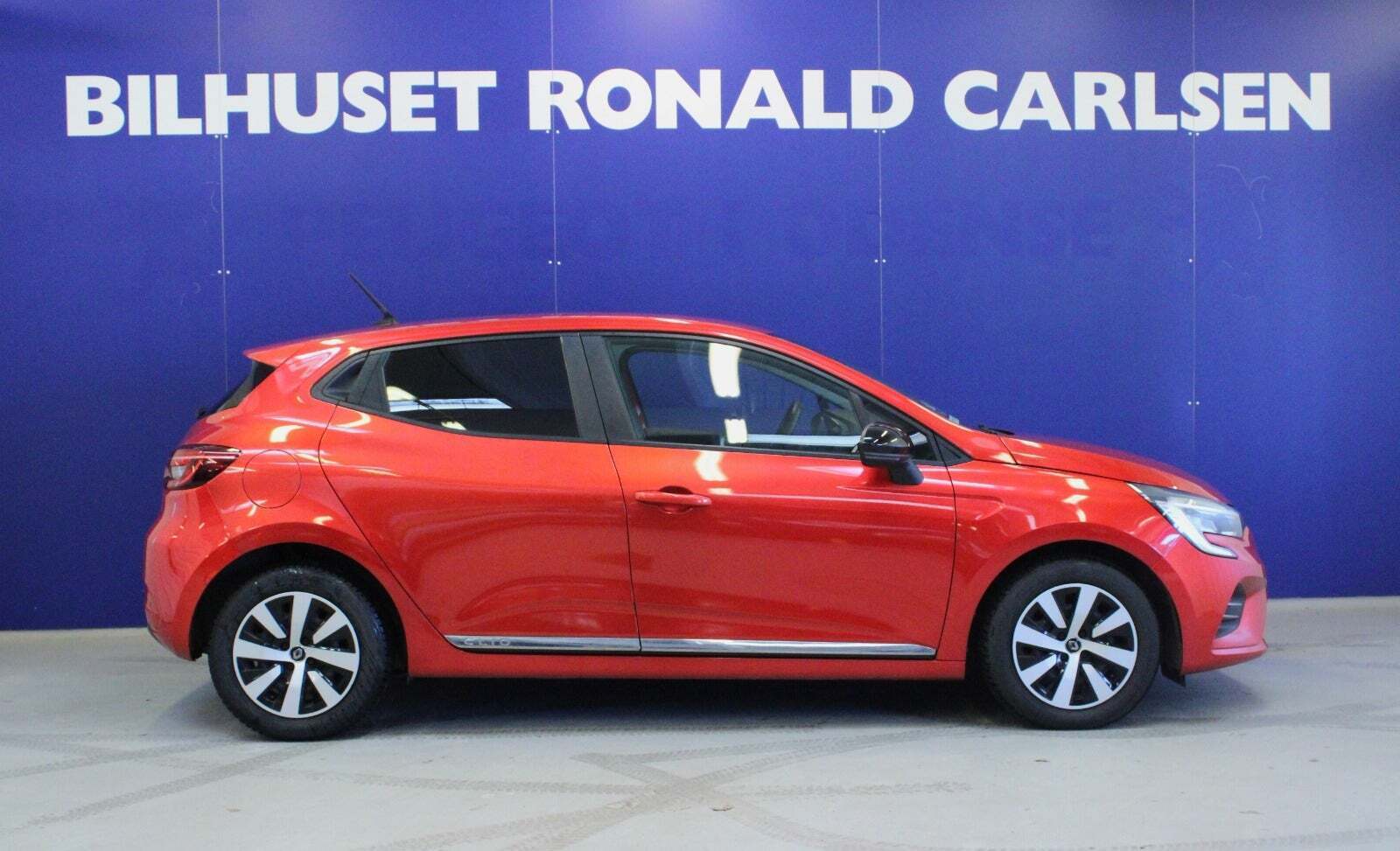 Rød Renault Clio V fra 2020