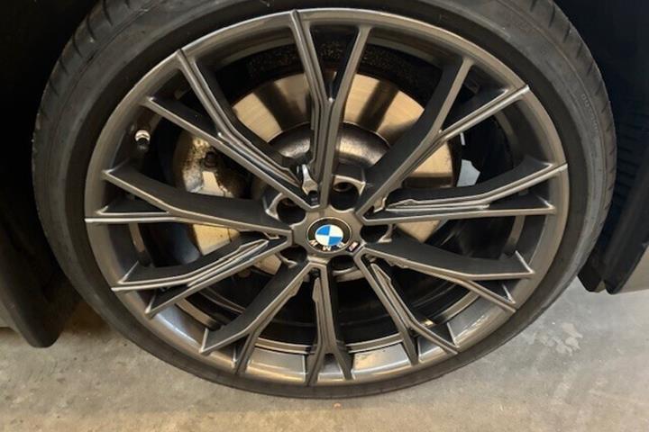Grå BMW 530d fra 2017