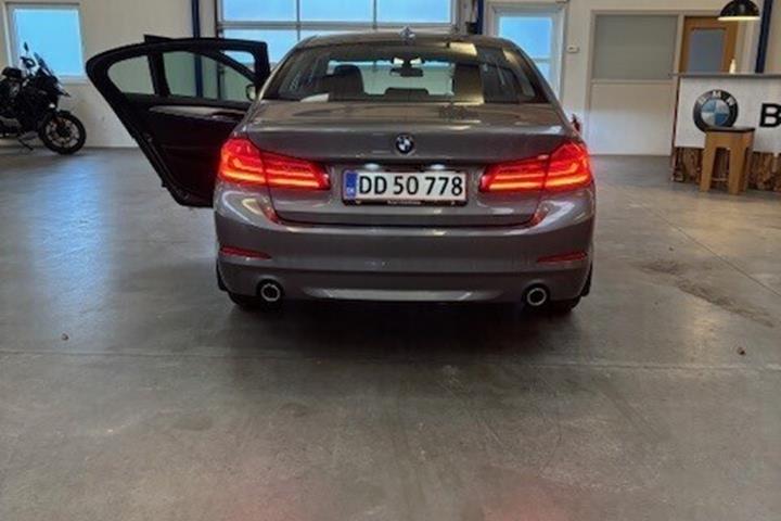 Grå BMW 530d fra 2017