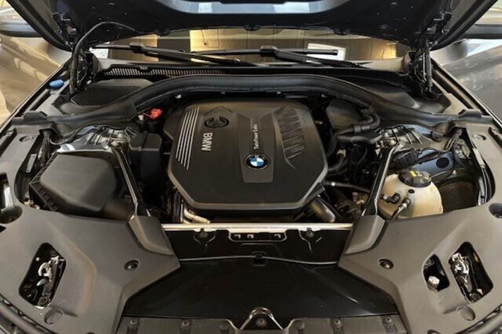 Grå BMW 530d fra 2017