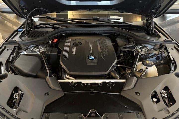 Grå BMW 530d fra 2017