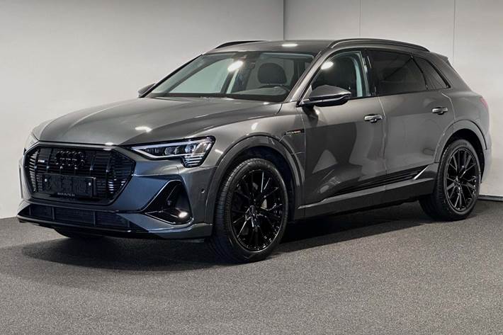 Grå Audi e-tron fra 2023 set udefra