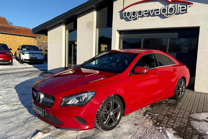 Rød Mercedes CLA200 fra 2017 set udefra
