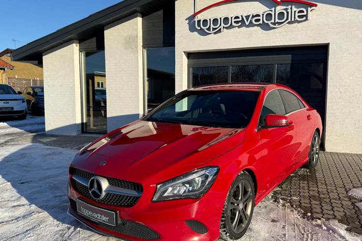 Rød Mercedes CLA200 fra 2017