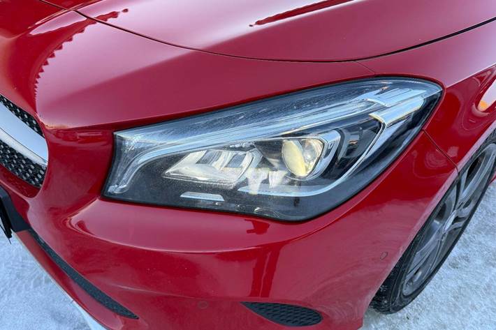 Rød Mercedes CLA200 fra 2017