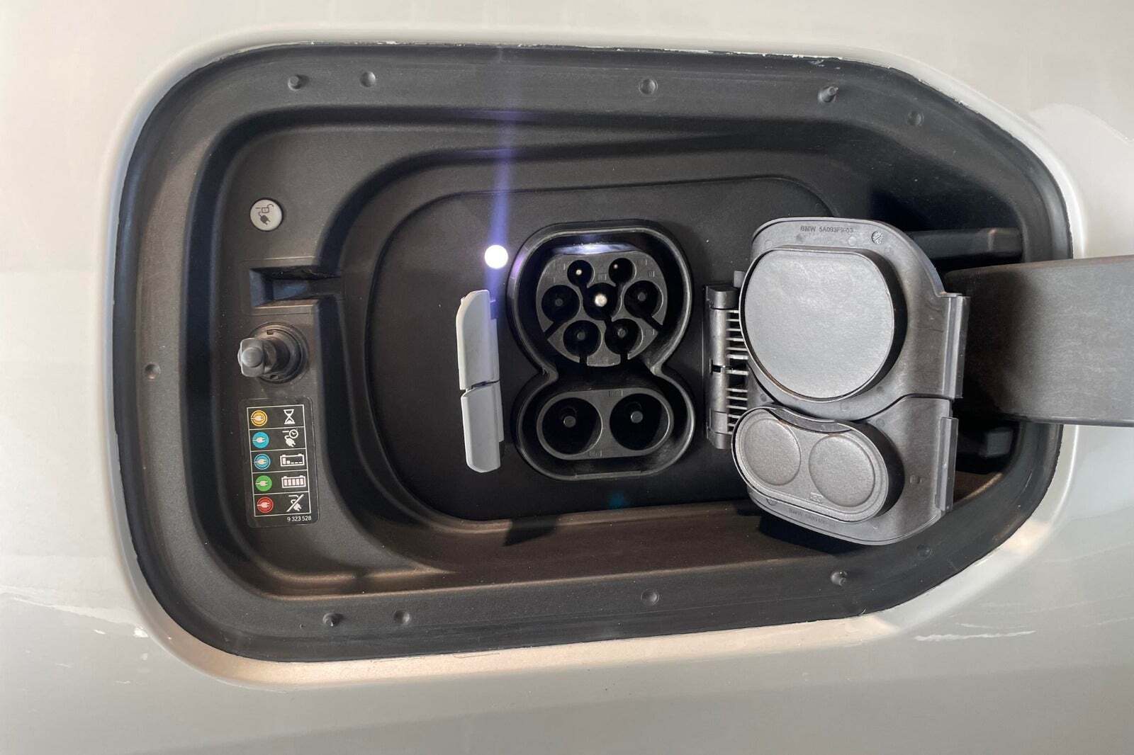 Hvid BMW iX fra 2025