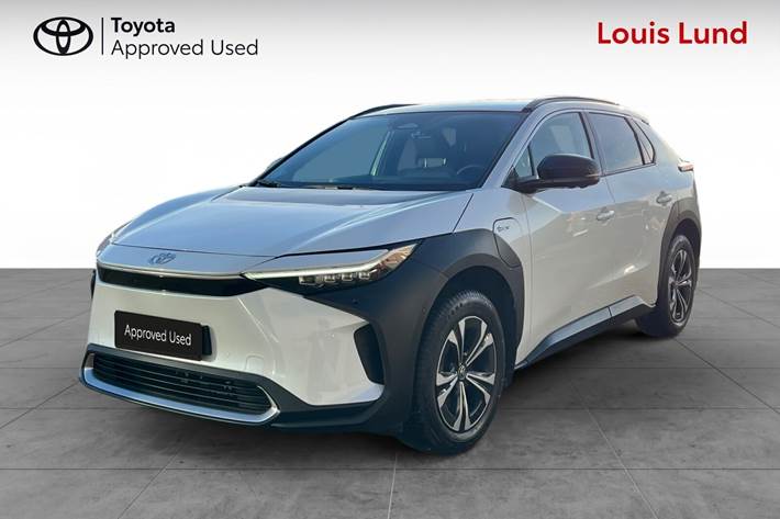 Hvid Toyota BZ4X fra 2025 set udefra