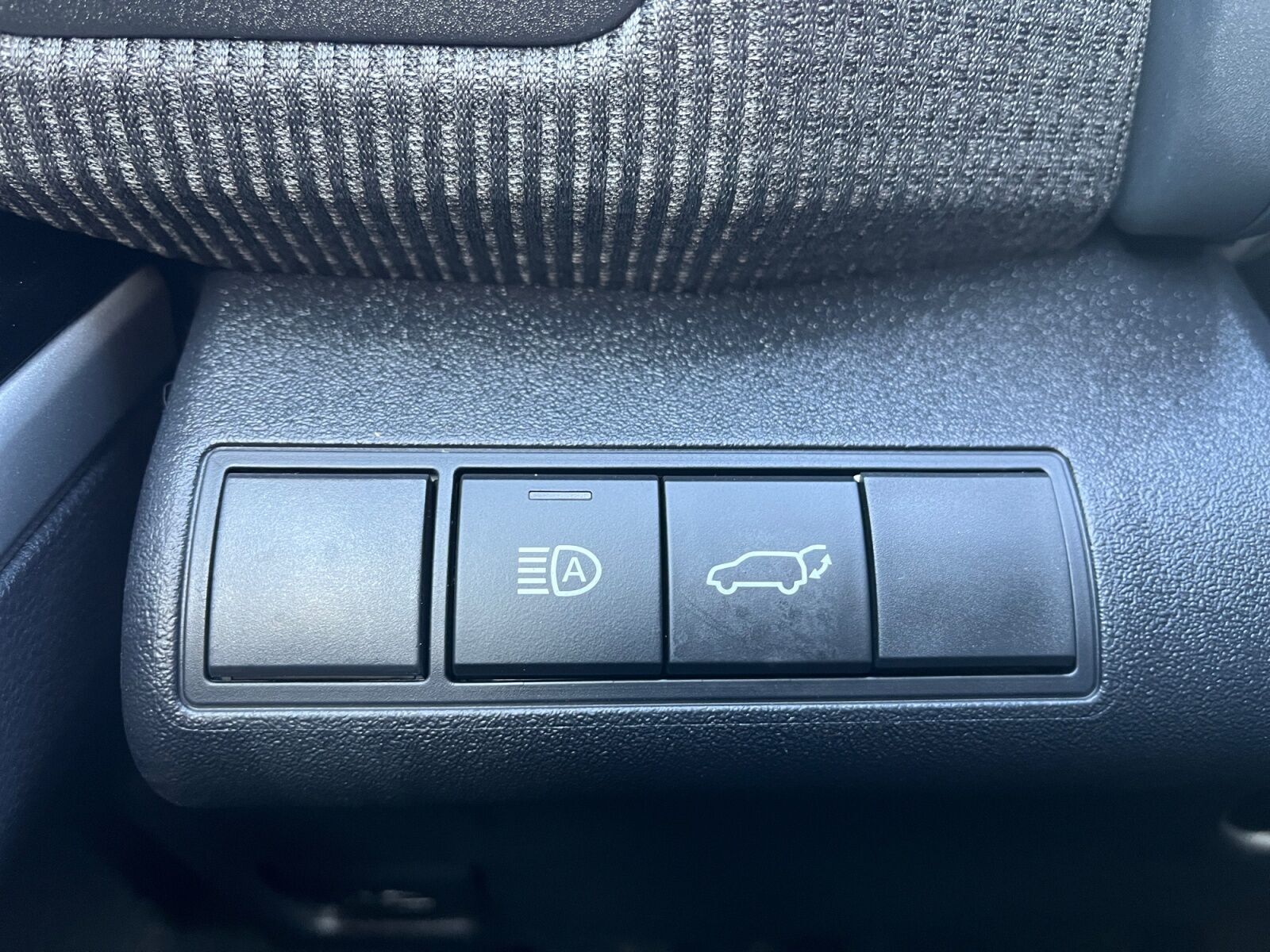 Hvid Toyota BZ4X fra 2025