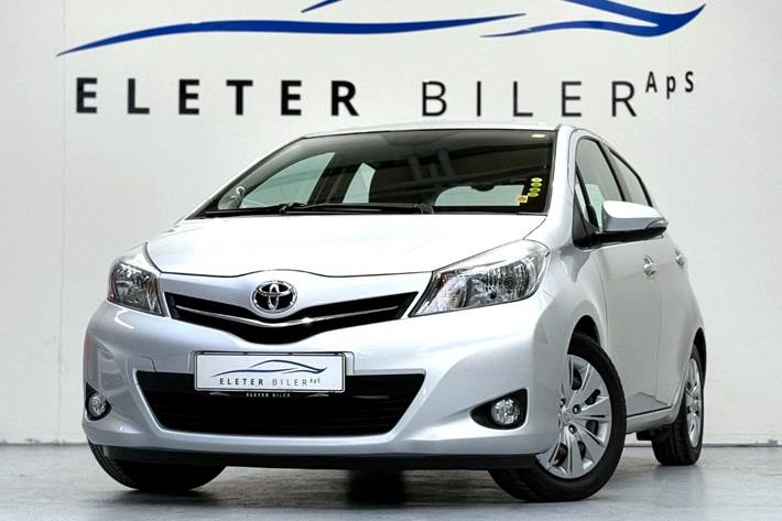 Grå Toyota Yaris fra 2014 set udefra