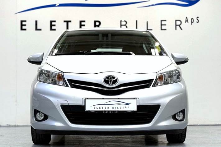 Grå Toyota Yaris fra 2014
