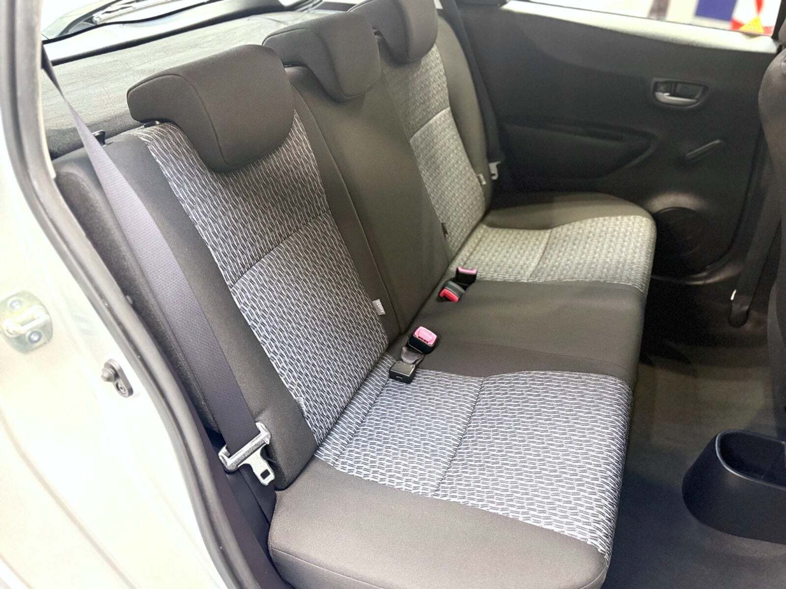 Grå Toyota Yaris fra 2014