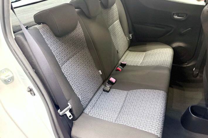 Grå Toyota Yaris fra 2014